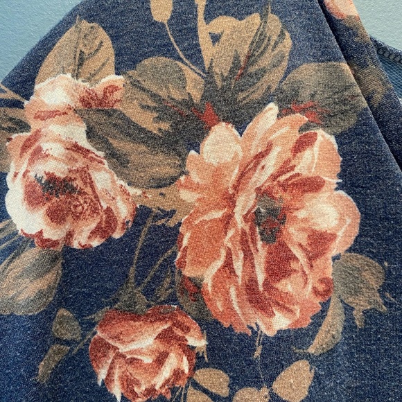 Cute floral top - Picture 2 of 3